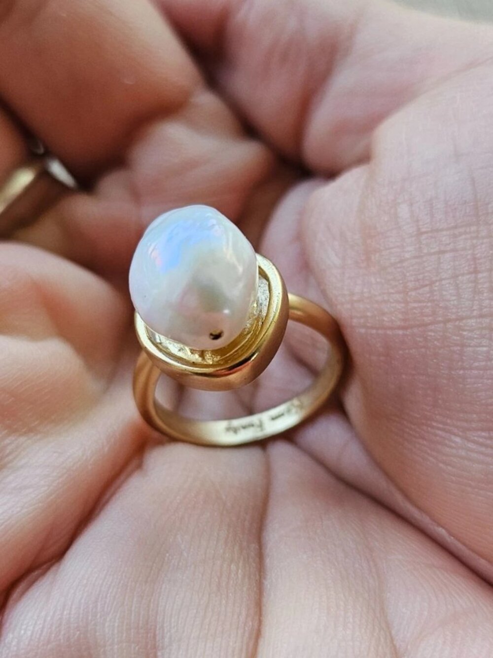 Vintage Kiam Family Ring Gold Tone Fashion Jewelry Faux Pearl Size